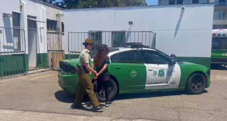 Detienen a enfermeras que asistieron parto en Santiago Centro