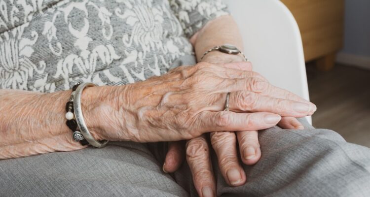 Detienen a cuidadora por robar a adulta mayor