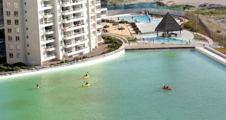Laguna artificial del condominio Laguna del Mar, ubicado al norte de La Serena, región de Coquimbo.
