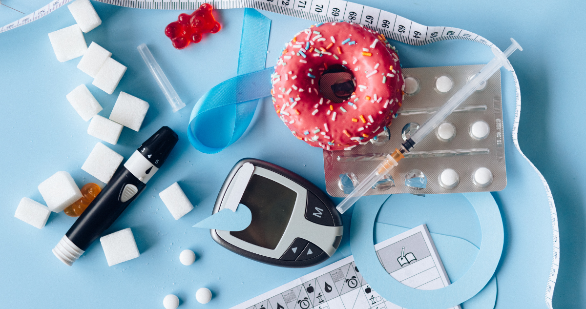 Elementos relacionados con un paciente con diabetes: glucometro, inyección de insulina, dona, medicamentos reguladores de insulina, etc