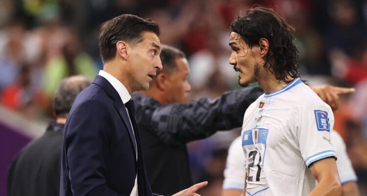 Uruguay está en llamas luego de las críticas de jugadores al DT Diego Alonso.