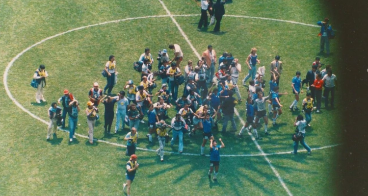 Revelan imágenes inéditas del gol con la mano de Diego Maradona.