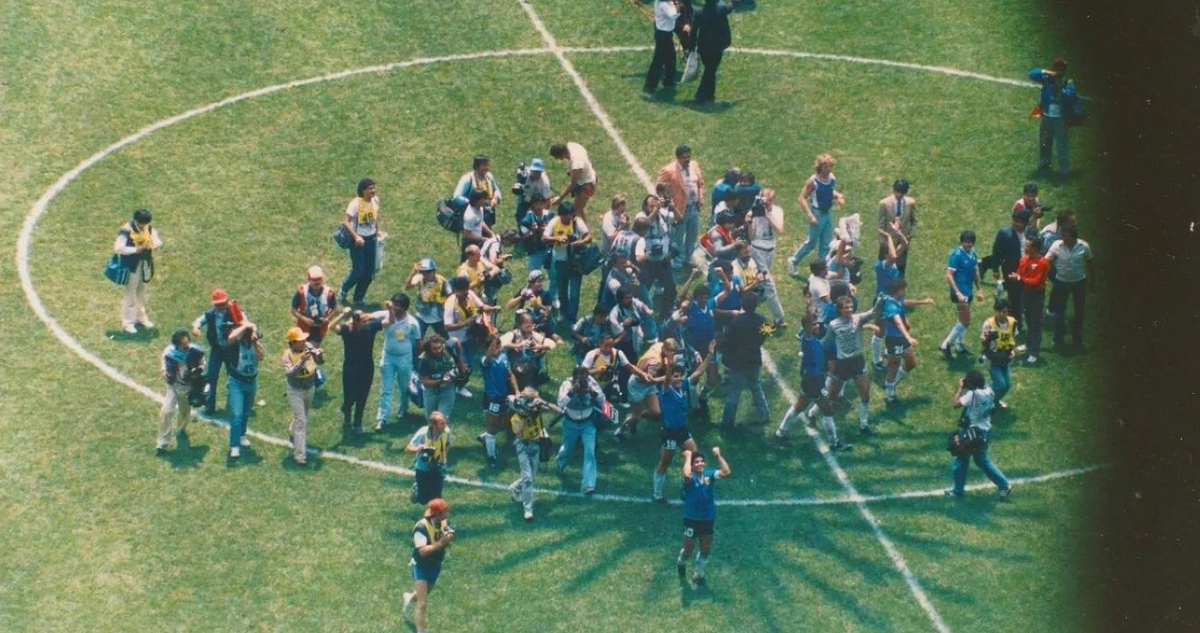 Revelan imágenes inéditas del gol con la mano de Diego Maradona.