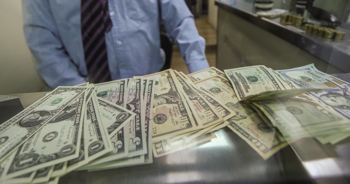 Dólar parte la semana bajo los $930: Covid en China y la Fed siguen en el ojo del mercado