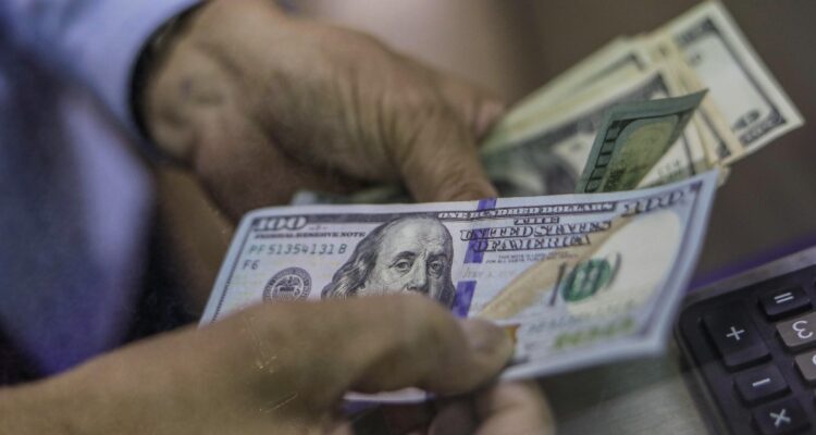 Peso chileno se fortalece y dólar toca menos de $900, marcado por el IPC local y factores externos