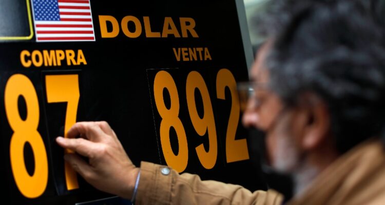 Dólar sigue bajando y mira desde más lejos los $900 tras noticias de China y EEUU