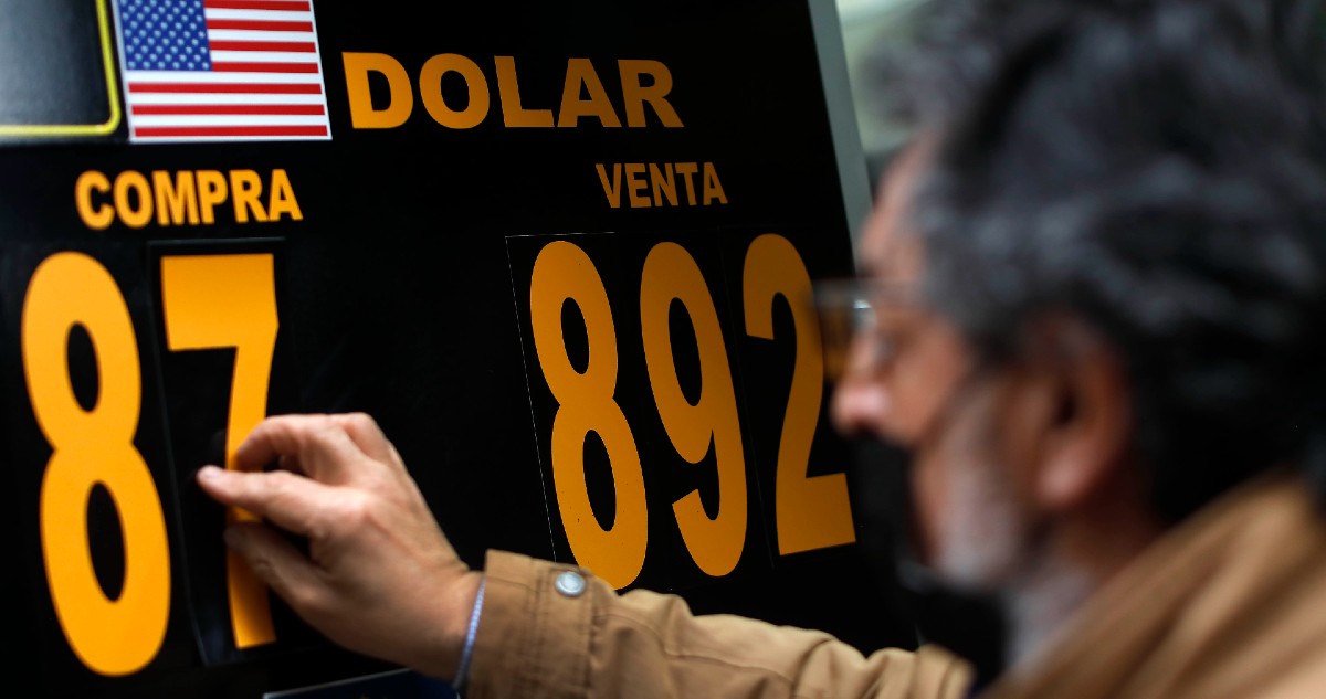 Dólar sigue bajando y mira desde más lejos los $900 tras noticias de China y EEUU