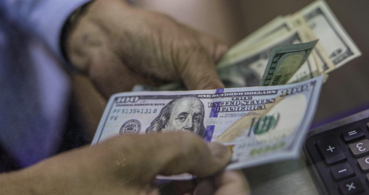 Dólar apunta a la baja debido a que la Fed “relajaría” el alza de las tasas