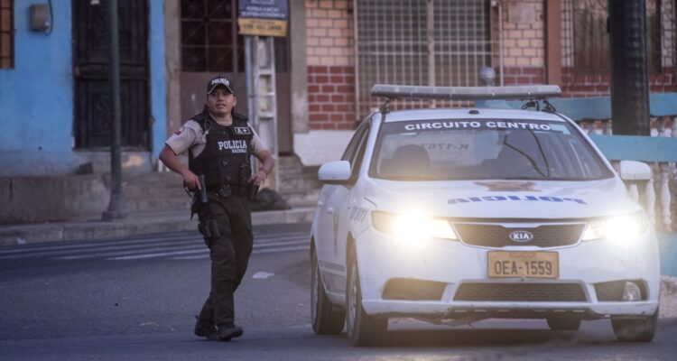 Policías vigilan tras una oleada de violencia en Duran.