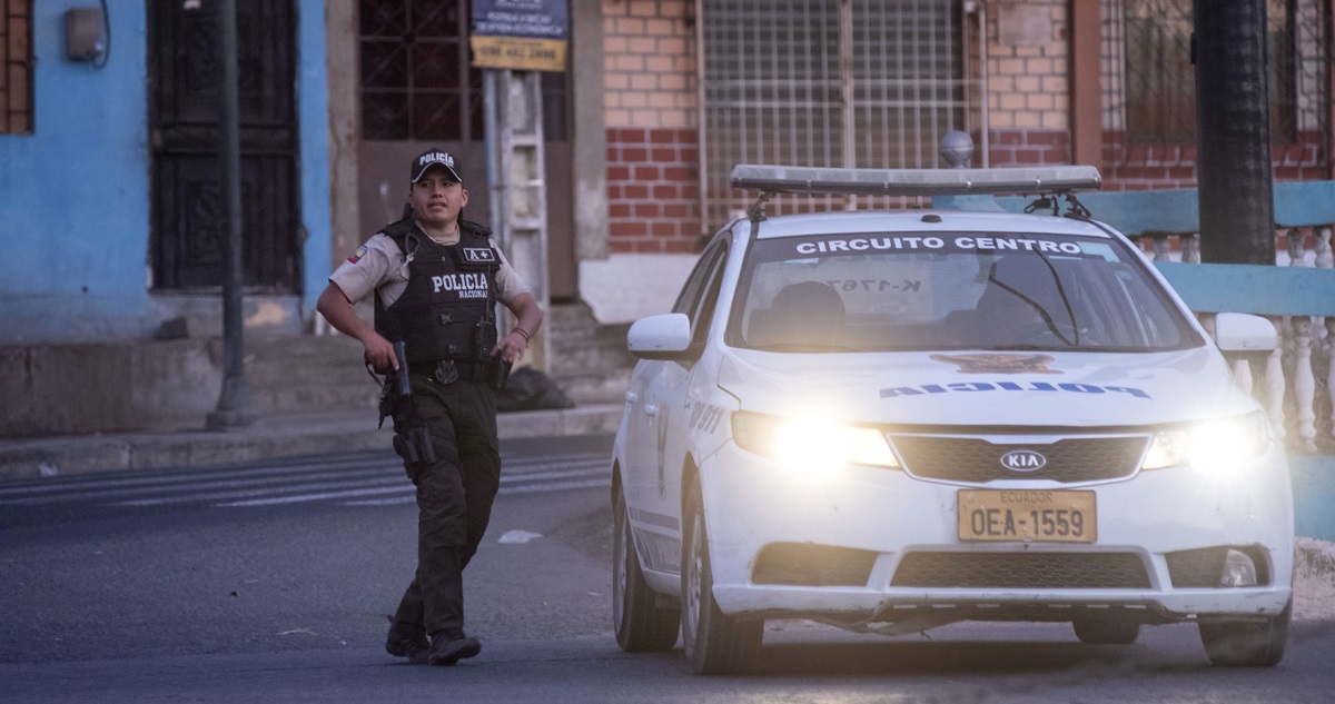 Policías vigilan tras una oleada de violencia en Duran.