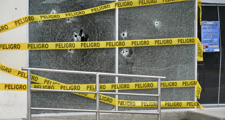 Impactos de bala en la entrada al centro de salud del barrio Bastión Popular en Guayaquil, donde una persona fue asesinada.