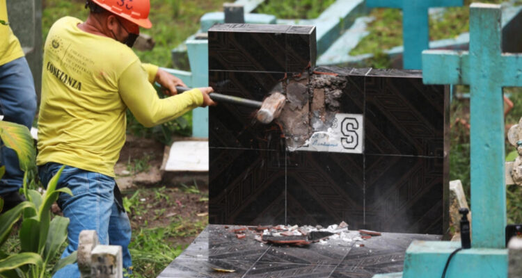 El Salvador destruye lápidas y ‘animitas’ de pandilleros: “No hay espacio para los terroristas”