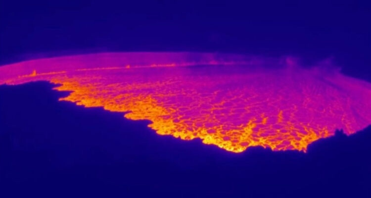 Primera vez en 40 años el volcán más grande del mundo entra en erupción en Hawai