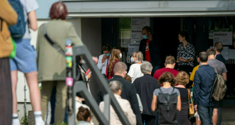 Alemanes votando en Berlín.