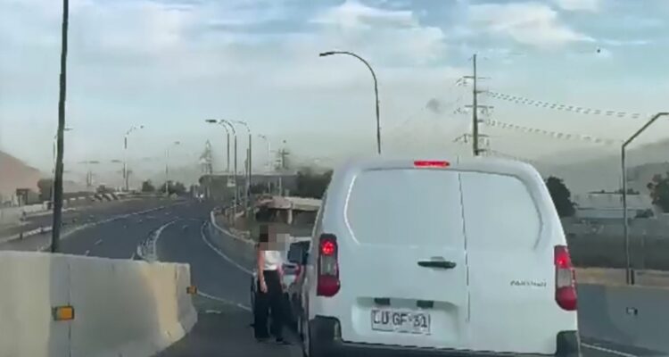 Graban encerrona realizada a pleno día en conexión de General Velásquez con Costanera Norte