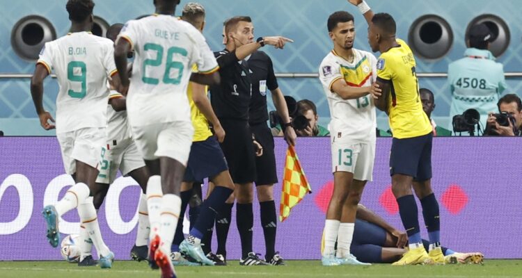 Enner Valencia, figura de Ecuador, simuló sin asco una agresión ante Senegal.