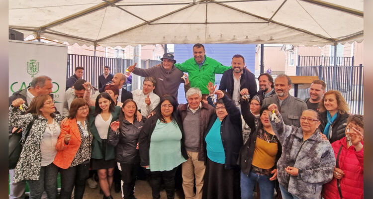 Entrega de viviendas a vecinos afectados por incendio de Castro en 2021