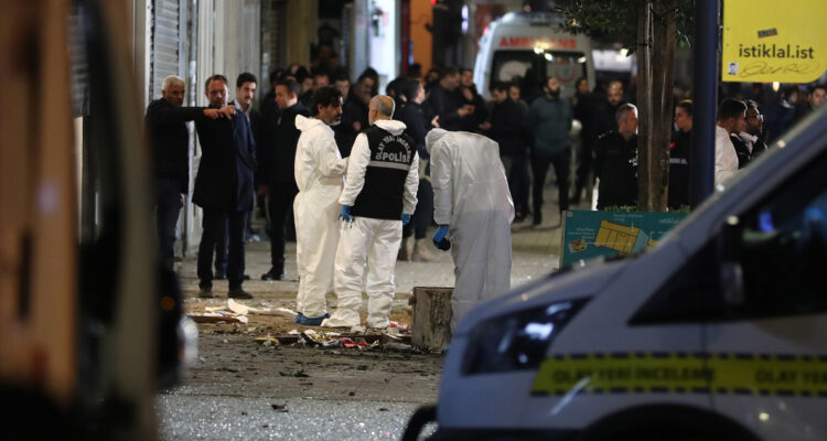 Equipos forenses turcos en el lugar de la explosión.