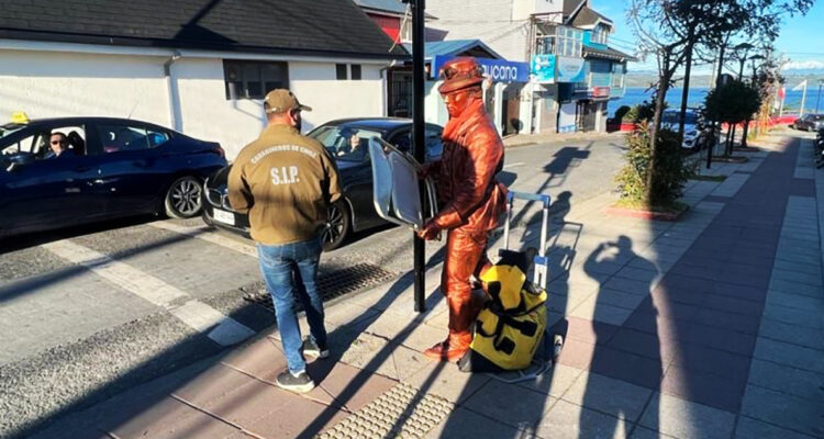 Hombre asaltó a una “estatua” en Calbuco pero fue detenido por la misma víctima