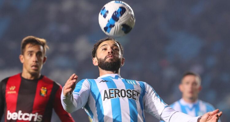 ¿Se aleja de la UC?: En Racing dicen que Eugenio Mena “quiere seguir”