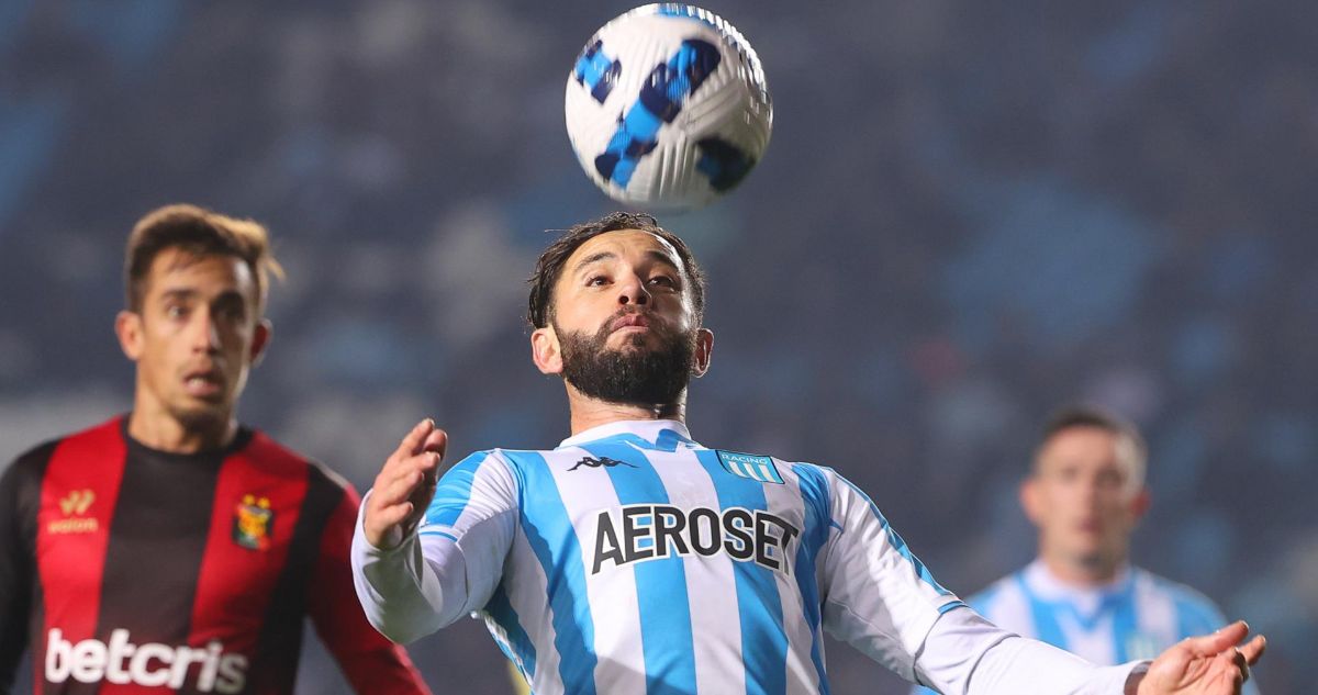 ¿Se aleja de la UC?: En Racing dicen que Eugenio Mena “quiere seguir”