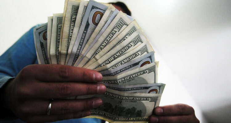 La excesiva riqueza siempre se obtiene con trampas