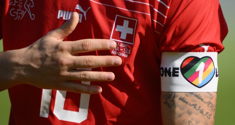 Capitán de Suiza usando el brazalete arcoíris que provocó amenazas de la FIFA a Inglaterra.