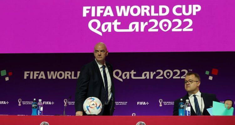 Director de Comunicaciones de FIFA sorprendió al declararse gay en Qatar
