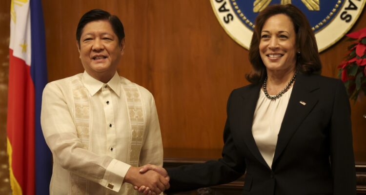 Kamala Harris junto al presidente filipino, Ferdinand Marcos.
