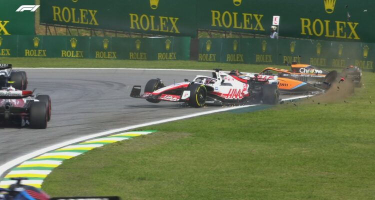 GP de Brasil tuvo accidentado arranque gracias a Ricciardo y Magnussen.