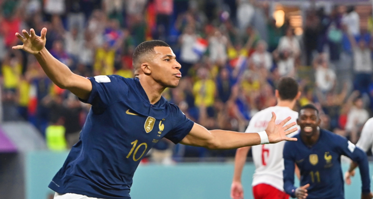 Francia abrió el marcador ante Dinamarca, con una buena jugada colectiva y mejor definición.