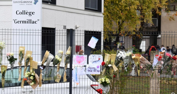 Las flores depositadas en el colegio de educación secundaria Germillac de Tonneins, en el suroeste de Francia.