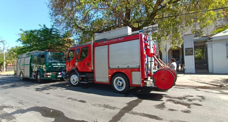 Bomberos de Santiago combaten fuego que se produjo al interior del INBA