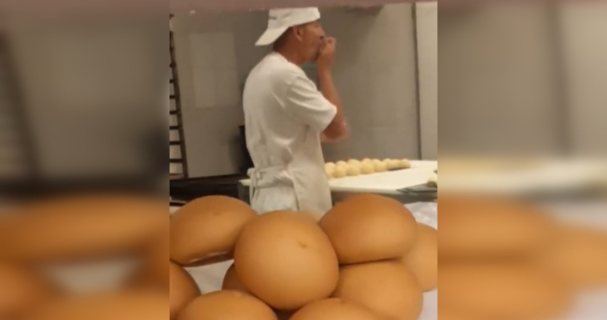 Gaban a panadero lamiendo masa de productos en supermercado de Antofagasta