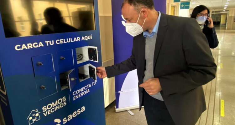 Grupo Saesa inaugura tótems de carga gratuitos para celulares en hospitales y cesfam de zona sur