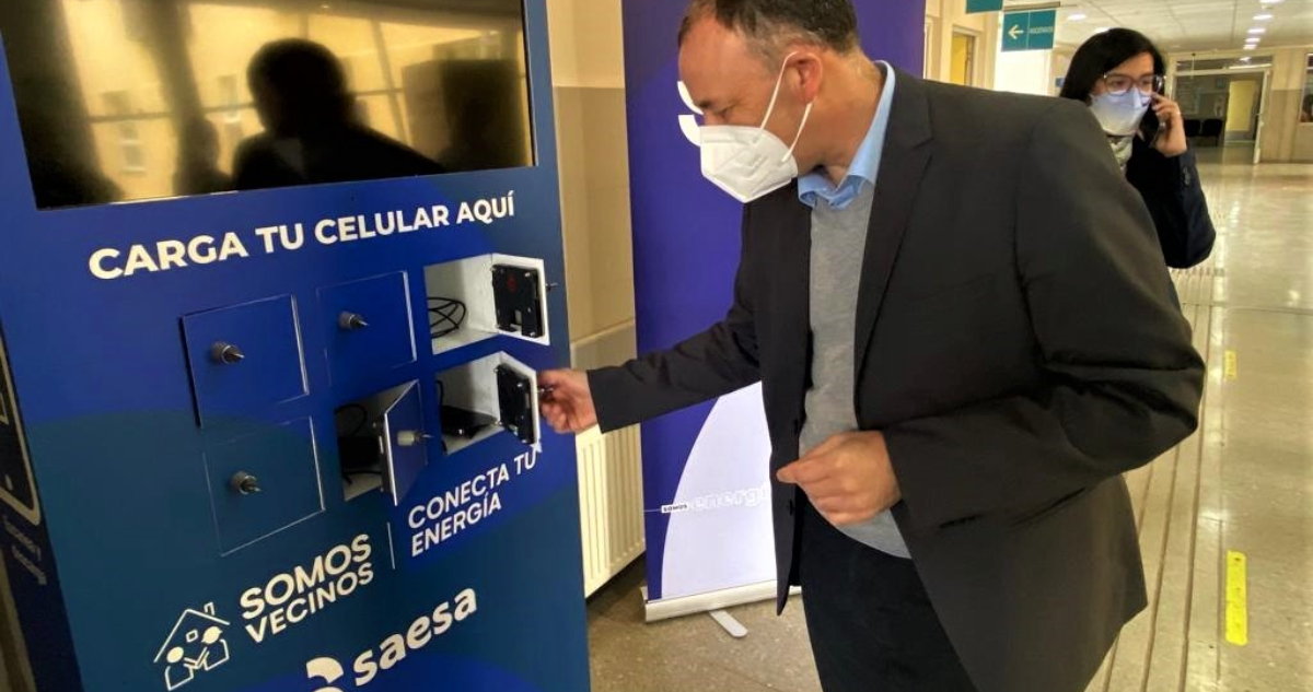 Grupo Saesa inaugura tótems de carga gratuitos para celulares en hospitales y cesfam de zona sur
