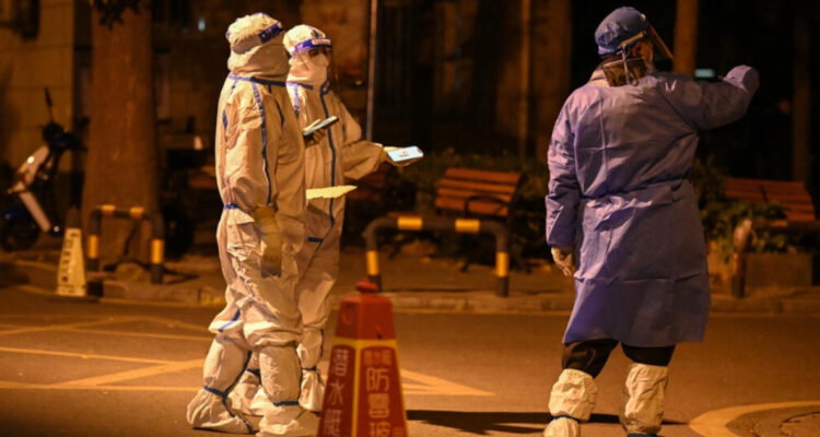 Habitantes de ciudad china se rebelan contra la política de cero covid