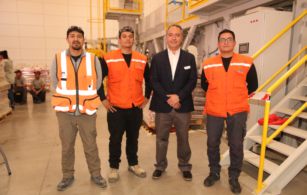 Leonardo Osorio, gerente de Operaciones de Henkel Chile, junto a Leonel Jofré, Esteban Pérez y Cristián Dávila, colaboradores de la nueva planta de Henkel Antofagasta. 