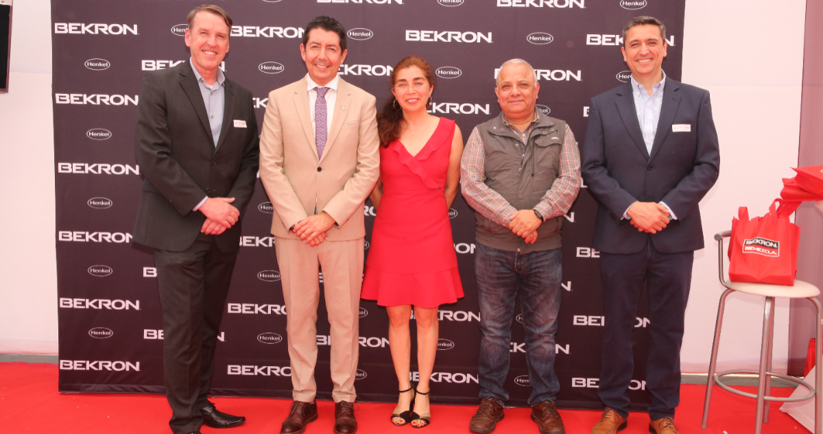 Murilo Brotherhood, presidente Henkel Chile; Jonathan Velásquez, alcalde; Gabriela Gómez, jefe Fomento GORE; Sergio Salas, consejero CChC Antofagasta; Christian Márquez, gerente Ventas Retail Henkel Chile