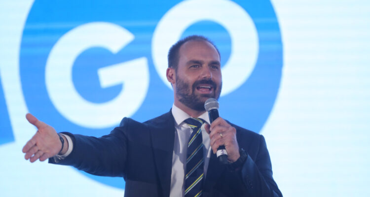 Hijo de Bolsonaro justifica viaje a Qatar para contar situación en Brasil y no por el mundial