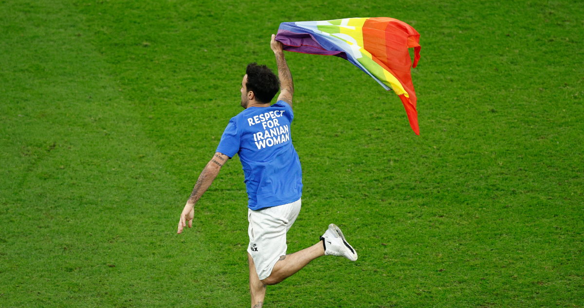 Hincha ingresó al campo de juego en el partido entre Uruguay y Portugal.