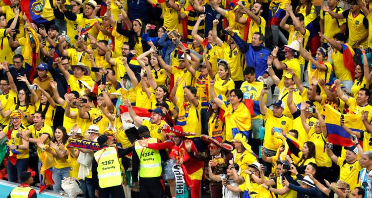 Hinchas ecuatorianos reclaman el veto de las cervezas en Qatar.