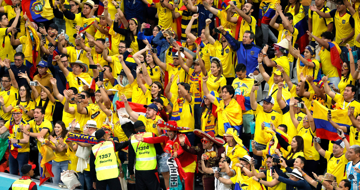 Hinchas ecuatorianos reclaman el veto de las cervezas en Qatar.