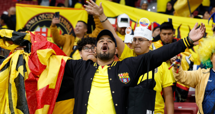 300 hinchas ecuatoriano denuncian fraude en viaje a Qatar.