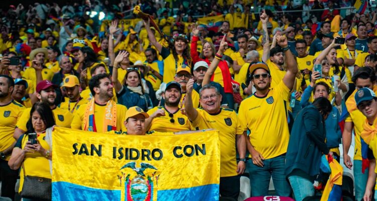 Hinchas ecuatorianos cantaron contra Chile en debut del Mundial