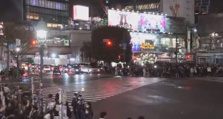 Hinchas de Japón celebraron en las calles el triunfo sobre Alemania.