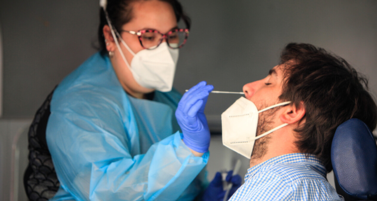 Un hombre británico de 59 años estuvo contagiado por 13 meses de Covid