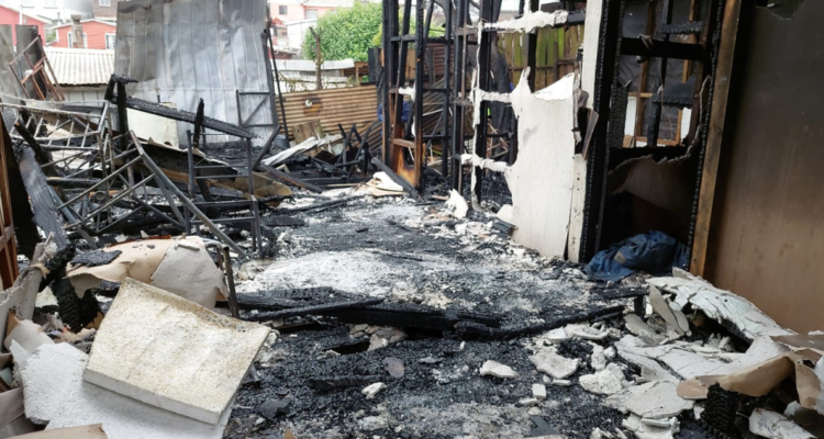 Con la mitad de su cuerpo quemado resulta hombre por incendio que consumió vivienda en Lota