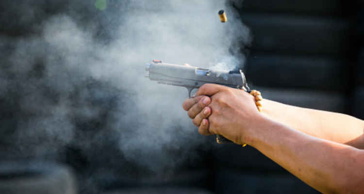 Un hombre murió y su pareja quedó herida tras balacera afuera de un clandestino en la capital