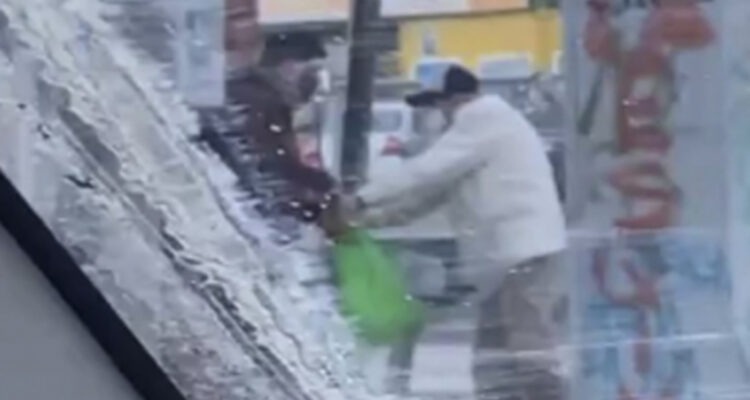 Hombre asaltó y robó $3 mil a adulto mayor en Punta Arenas